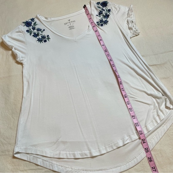 American Eagle Outfitters Soft & Sexy White V-Neck Tee Size Small w/ Embroidery - Picture 9 of 12